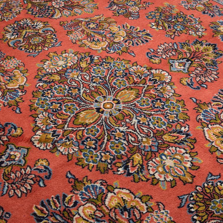 A carpet from Sarouk, around 295 x 200 cm.