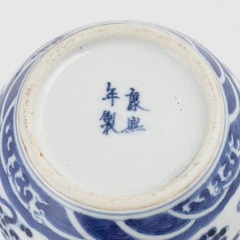 A blue and white dragon vase, late Qing dynasty, circa 1900.