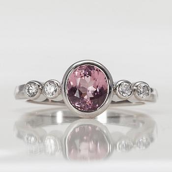 RING, vitguld 18K, burma spinell 1,27 ct, 4 diamanter tot. 0,20 ct. Pekka Kulmala 2007. Vikt 5,3 g.