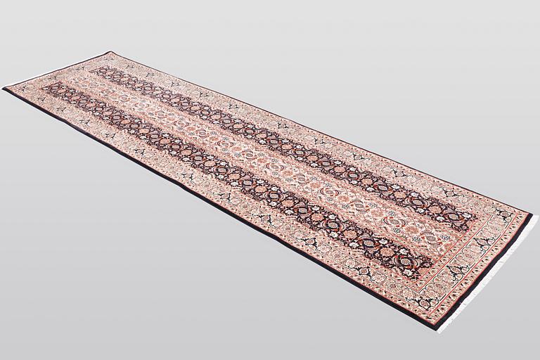 A runner, Täbris, part silk, ca 297 x 81 cm.