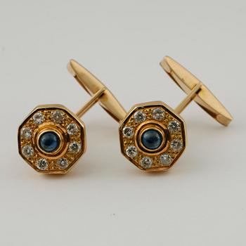 MANSCHETTKNAPPAR, ett par, 18k guld med diamanter tot ca0,48ct samt cabochonslipad safir. Vikt 8,7g.