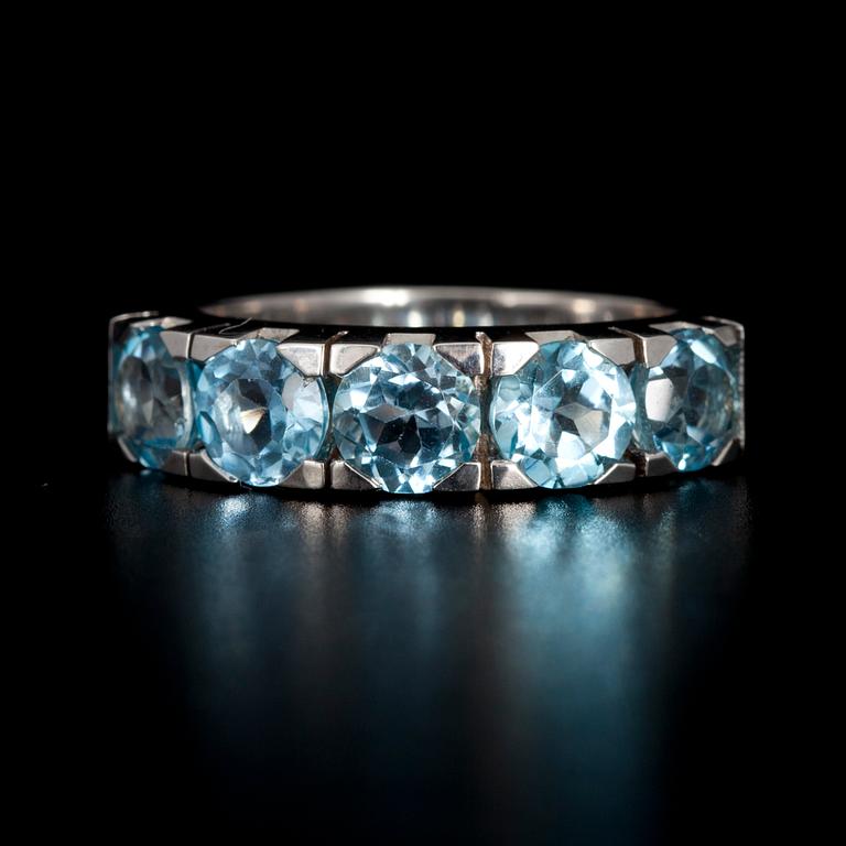 ALLIANSRING, vitguld 14K, 5 topaser, tot. 3,31 ct. Vikt 6,08 g.