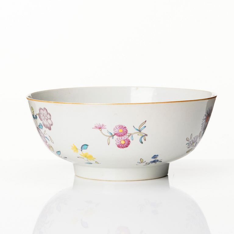 A famille rose punch bowl, Qing dynasty, Qianlong (1736-95).