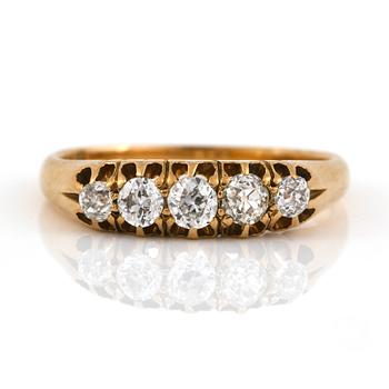 RING, 18K guld med 5 gammalslipade diamanter, tot ca 0,50 ct. Vikt 3,02 g.
