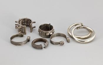 ETNOGRAFISKA SMYCKEN, 7 delar, delvis låghaltigt silver, total vikt ca 1300g.