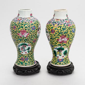 A pair of Chinese porcelain urns from late Qing, circa 1900.