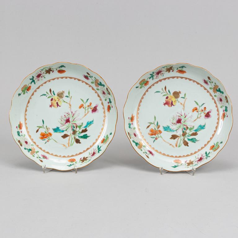 A set of six (4+2) famille rose dishes, Qing dynasty, Qianlong (1736-95).