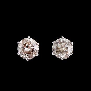ÖRHÄNGEN, 1 par, 14 k vitguld med briljantslipade diamanter tot ca 0.62 ct.