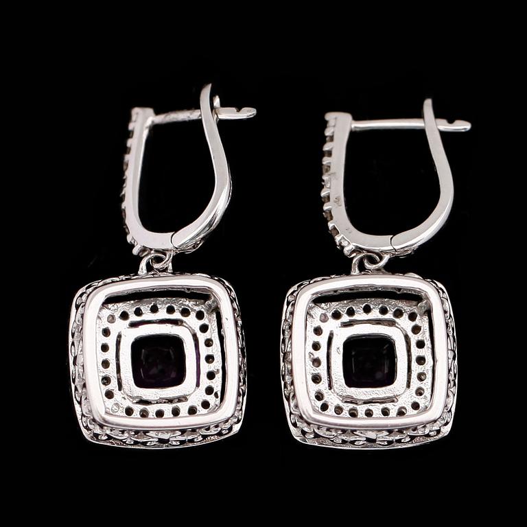 ÖRHÄNGEN, 1 par, 14 k vitguld, briljantslipade diamanter tot 0.34 ct, ametister.