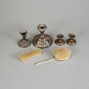 PARTI SILVER, 1900-tal, Tyskland och England. 6 delar varav 4 ljusstakar, 1 borste och 1 bordsspegel.