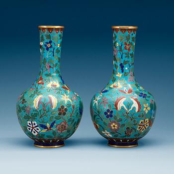 1367. VASER, ett par, cloisonné. Qing Dynastin.