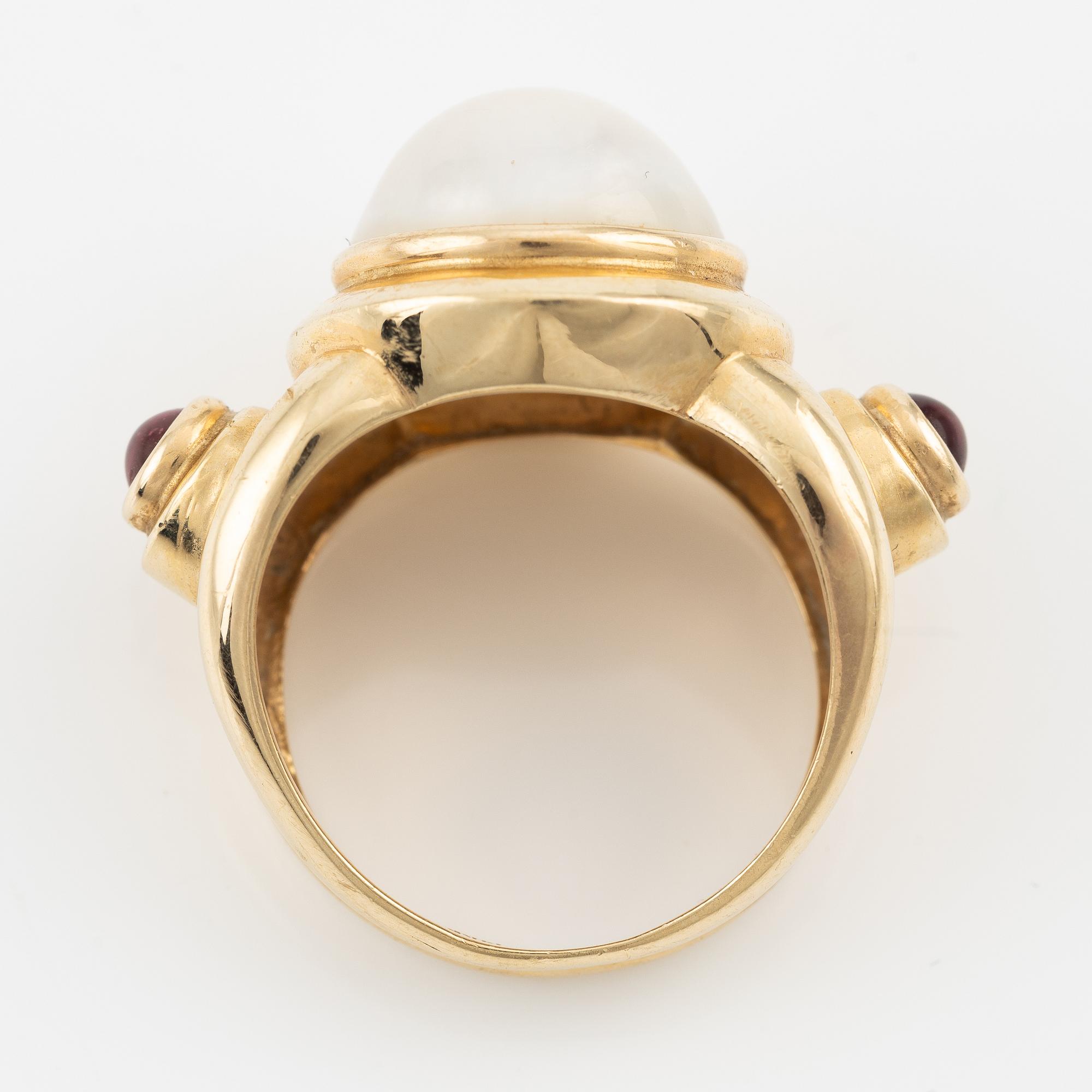 Ring, 14K guld med mabépärla och cabochonslipade rubiner.