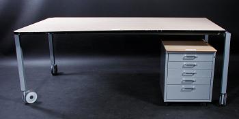 SKRIVBORD samt HURTS. Design: Vivero, Finland.