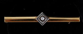 KRÅSNÅL, 20K guld med rosenstenar o sötvattenspärla. 1894.