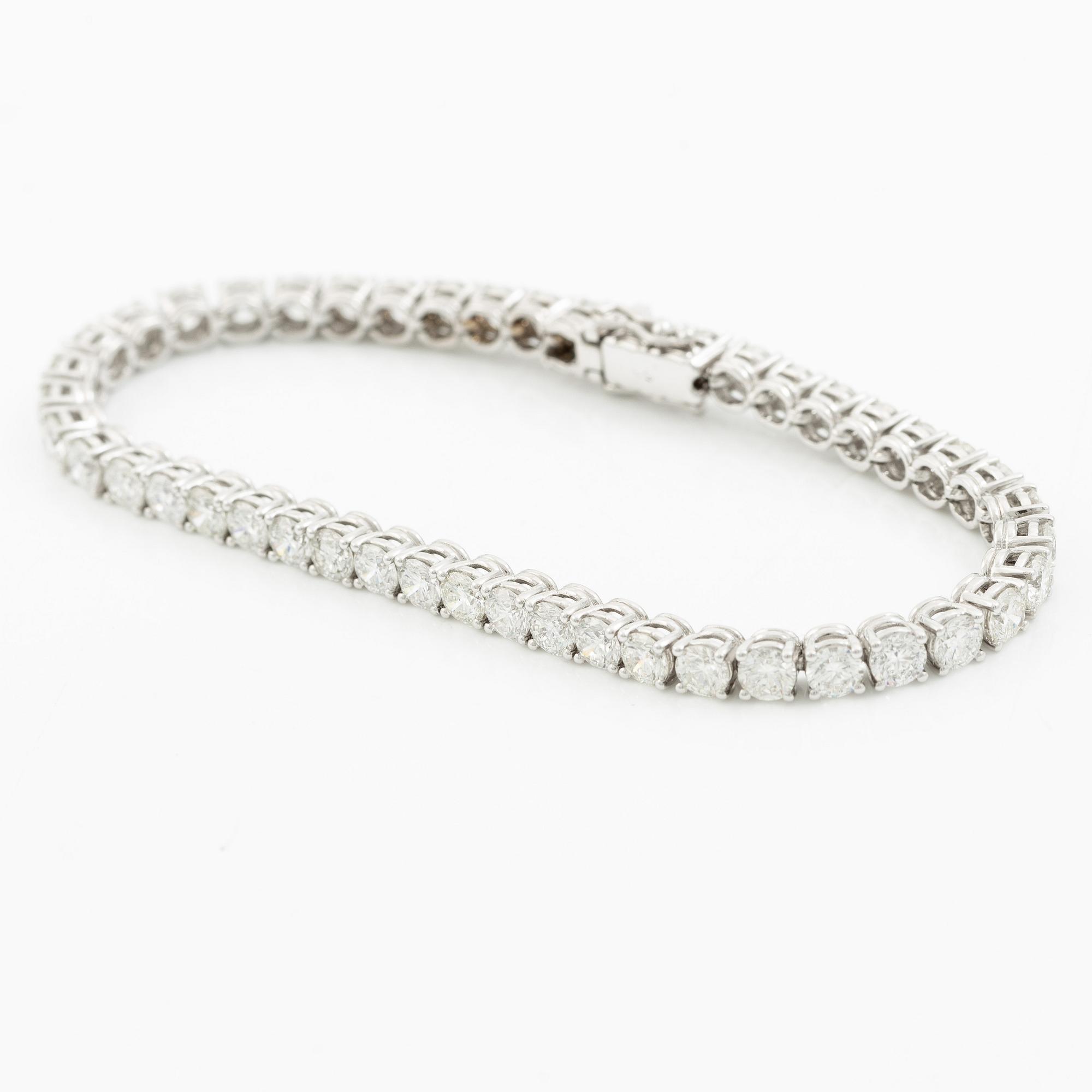 Tennis bracelet 18K white gold with brilliant-cut diamonds.