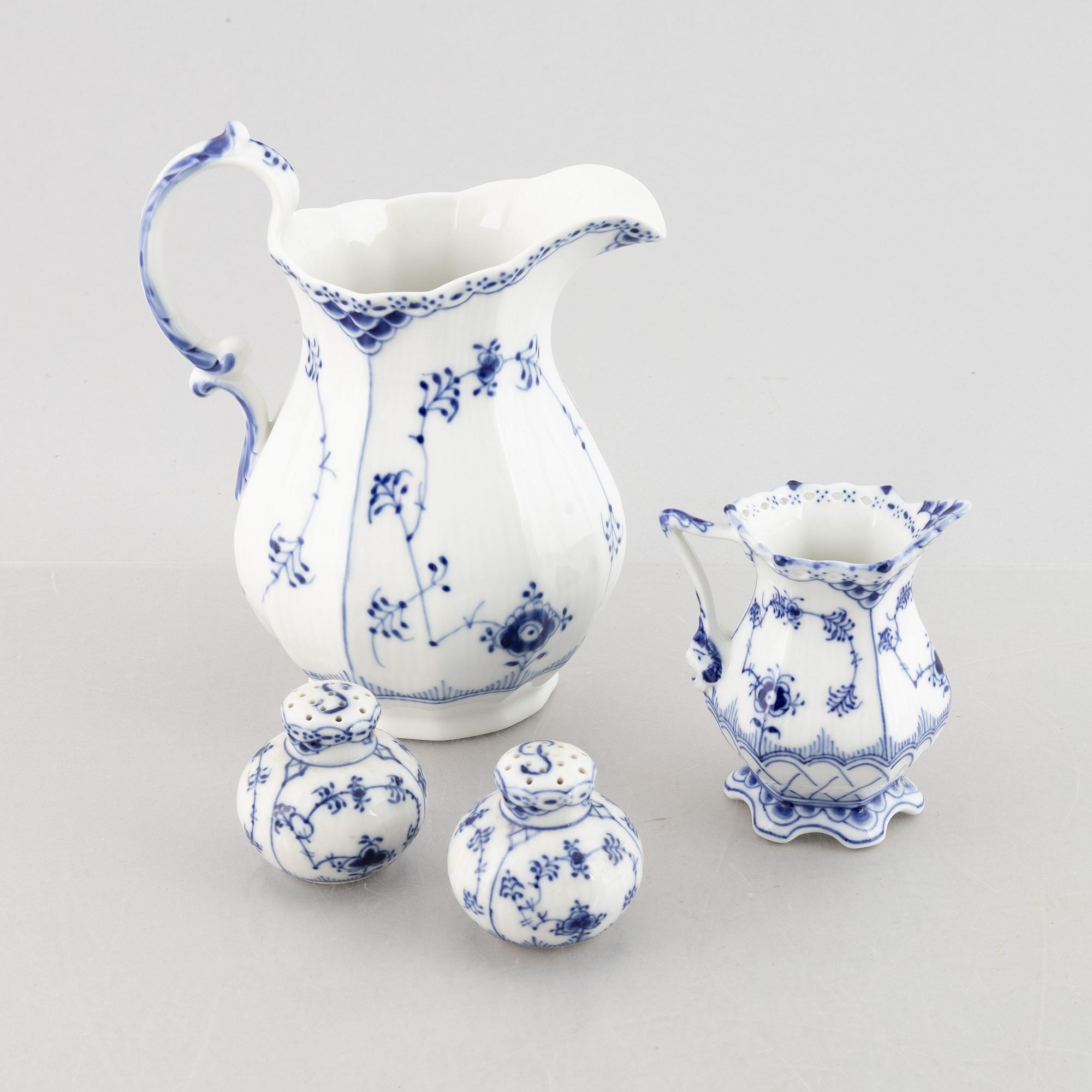 Royal copenhagen, xx pieces of a 'Musselmalet' porcelain service with half lace and full lace pieces, Denmark.