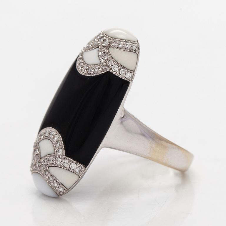 Sormus, musta ja valkoinen onyksi briljanttihiotut timantit.