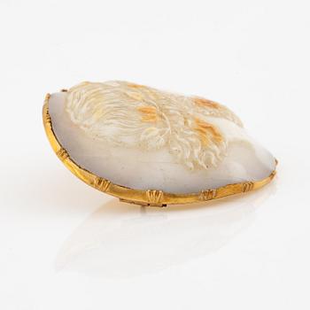 Brosch 18K guld med en snäckskalscamé.