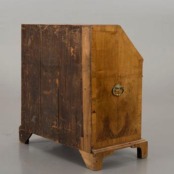 A 18TH CENTURY CHEST OF DRAWERS.