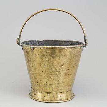 AN 18TH CENTURY BRASS BUCKET.