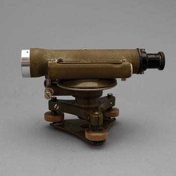 MÄTINSTRUMENT på tripod, 1900-talets mitt.