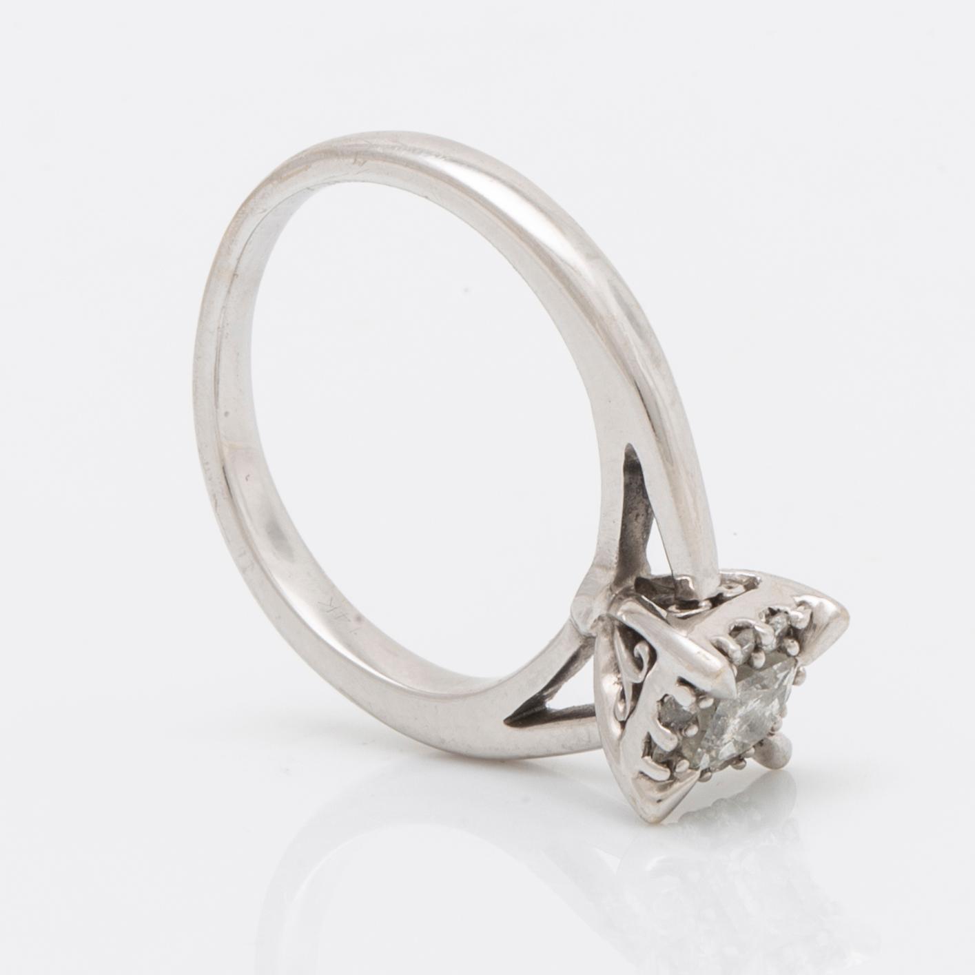 Ring 14K whitegold 1 princess-cut and brilliant-cut diamonds approx 0,30 ct in total.