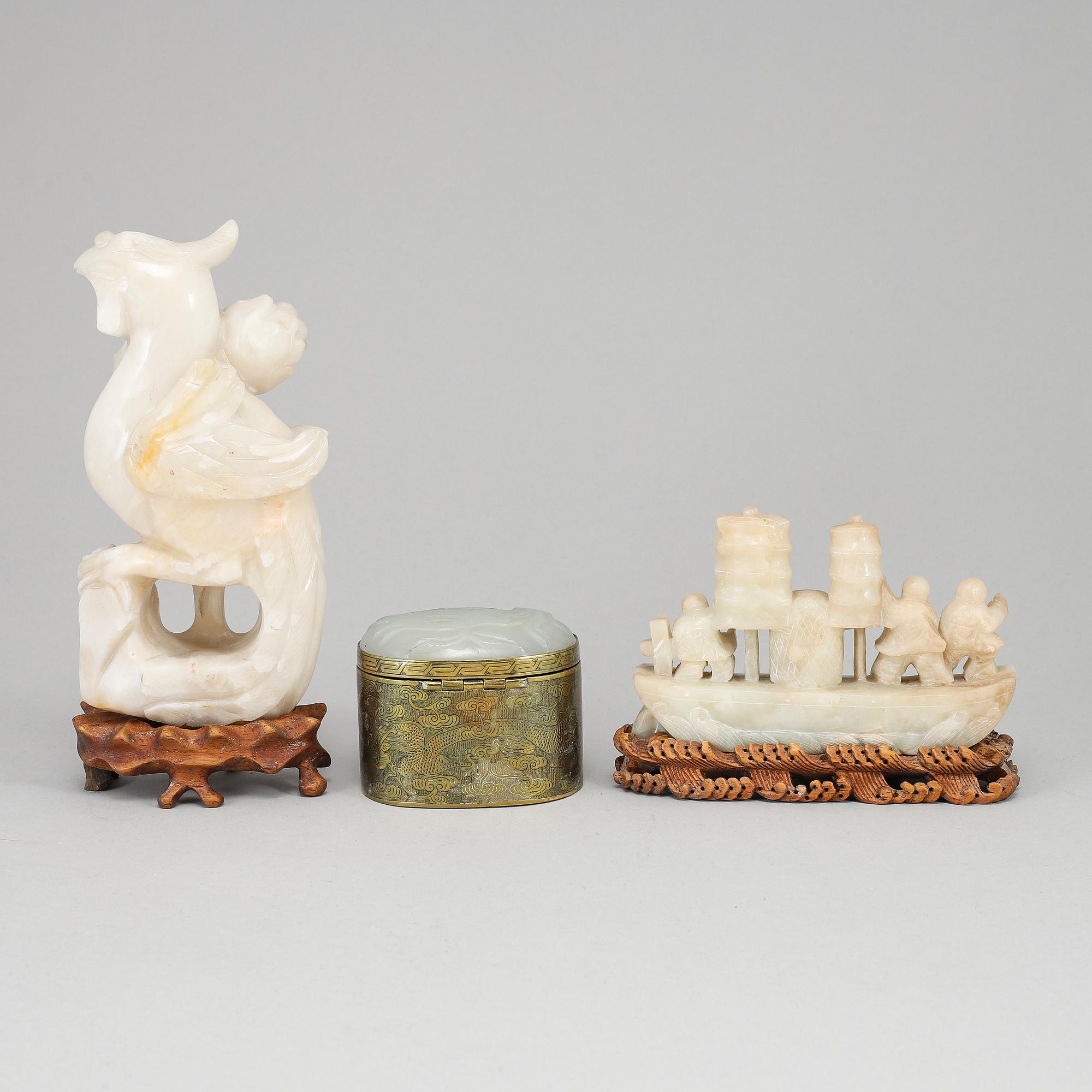 FIGURINER, två stycken samt ASK med LOCK med infälld plakett. Kina, 1900-tal.