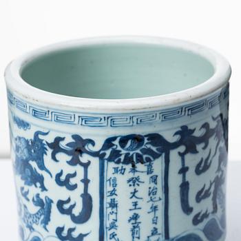 A blue and white brush pot, Qing dynasty, 19th Century.