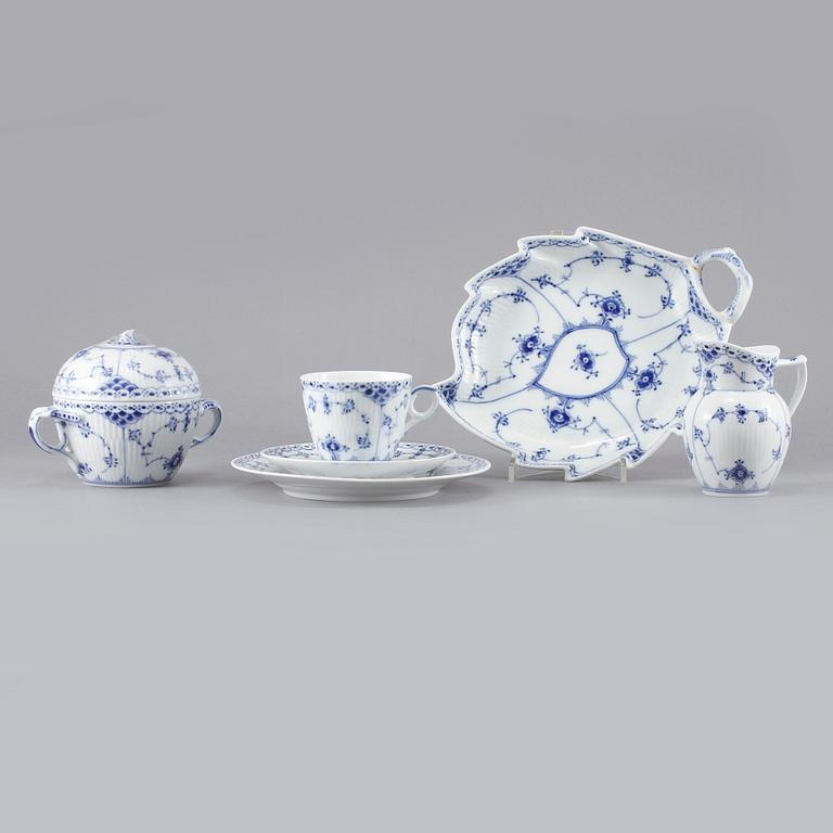 KAFFESERVIS, 25 delar, porslin, "Musselmalet", Royal Copenhagen, 1900-talets andra hälft.