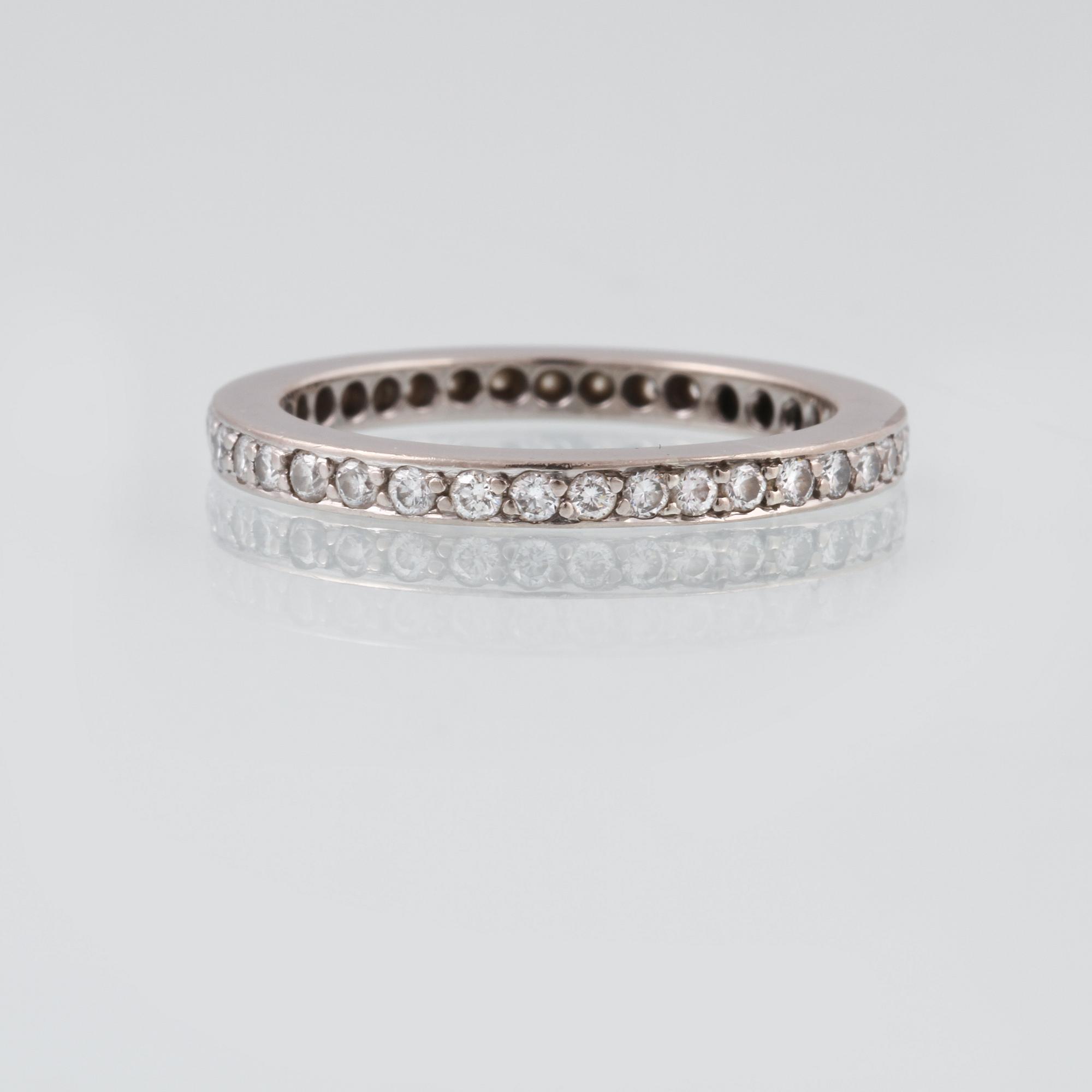 RING, platina med briljantslipade diamanter. Vikt 10,2 gram.