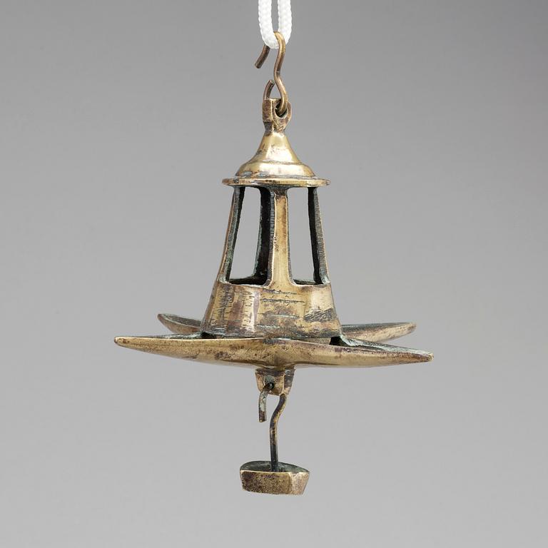 AN 18TH CENTURY BRONZE OIL LAMP.