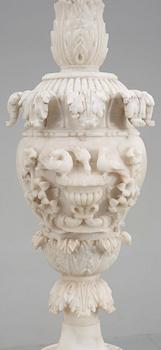 URNOR, ett par, alabaster, Italien, senare delen av 1800-talet.