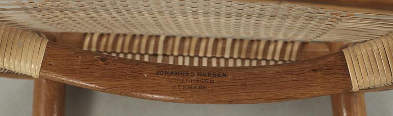 HANS J WEGNER, karmstolar, ett par "The Chair", Johannes Hansen, Danmark.