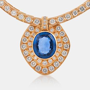 1014. An 18K gold necklace set with a faceted sapphire ca 8.00 cts and round brilliant-cut diamonds.