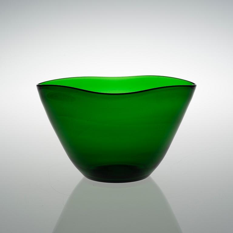 GUNNEL NYMAN, A BOWL. Riihimäen Lasi Oy, 1930s.