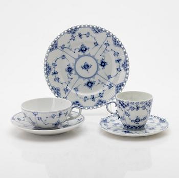 Royal Copenhagen, matservis, 68 delar, "Musselmalet", bland annat helblonde, Danmark.