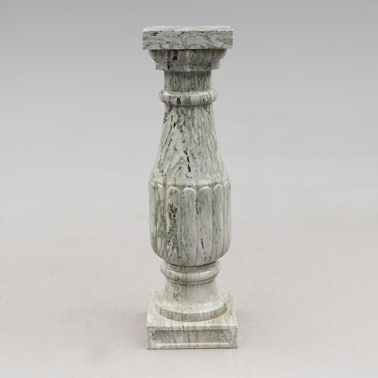 PIEDESTAL, marmor, 1900-talets andra hälft.