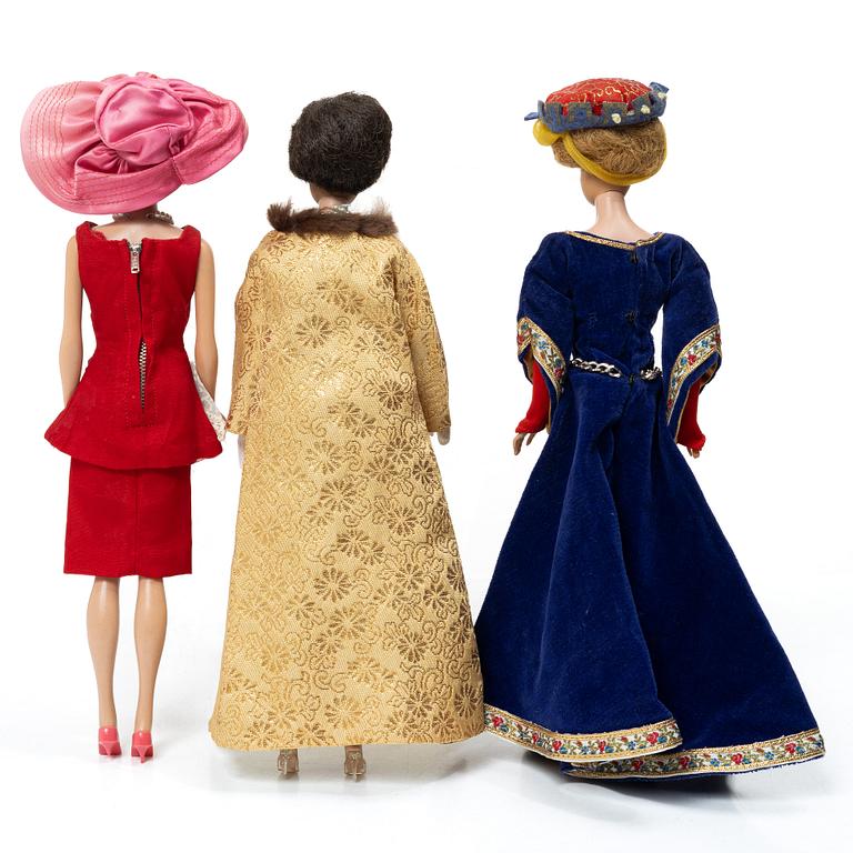 Barbiedockor, 3 st, samt kläder och accessoarer, Mattel, 1960-tal.