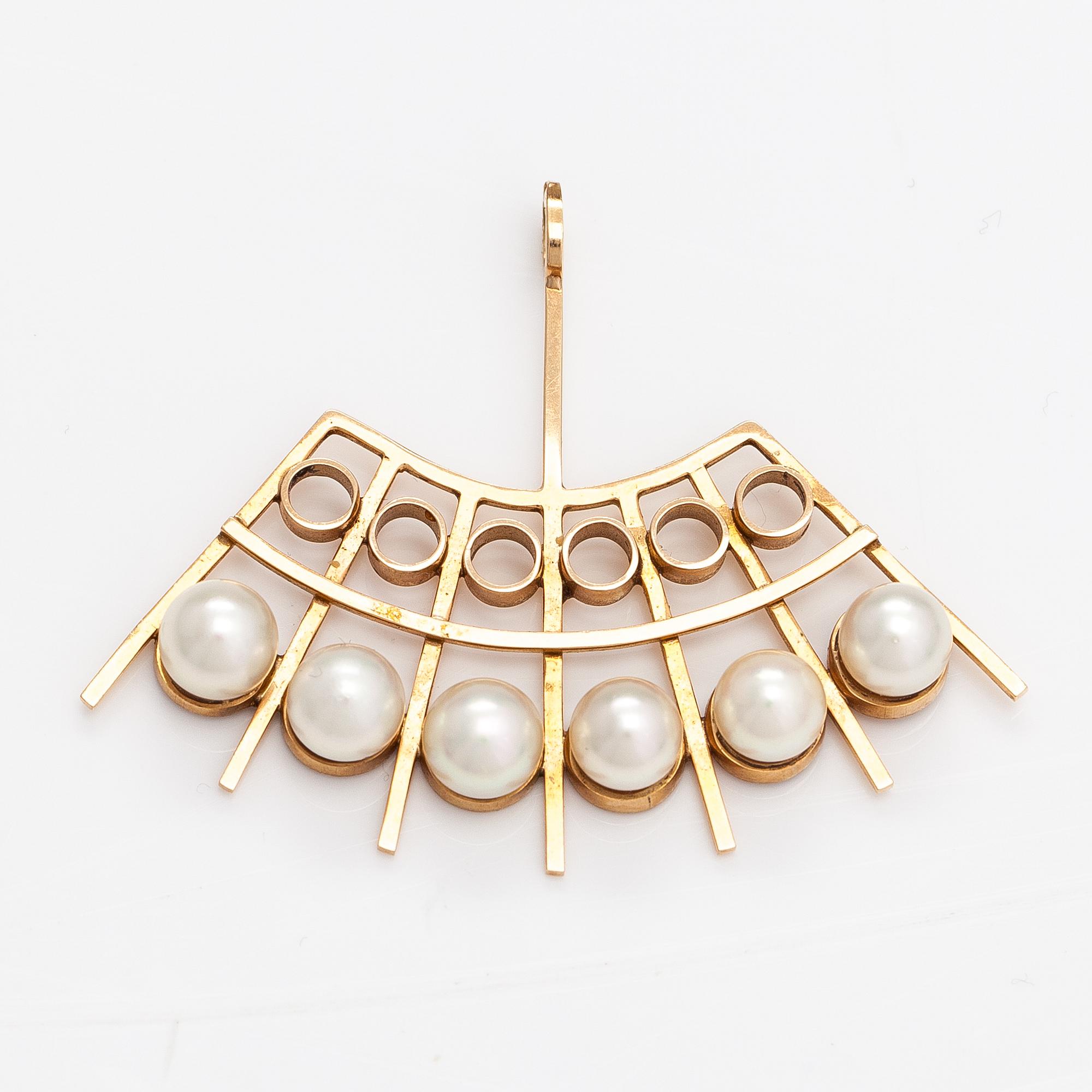 A 14K gold pendant with cultured pearls. Helsinki 1964.