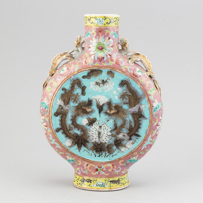 A famille rose moon flask with dragons, Qing dynasty, 19th Century.