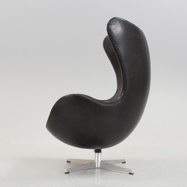 ARNE JACOBSEN, fåtölj, "Ägget", Fritz Hansen, Danmark, 1960-tal.