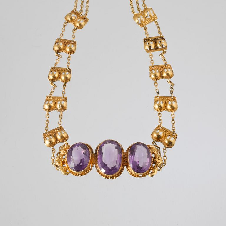 COLLIER, 18K guld med 3 ovalslipade ametister, kattfotstämplat. Vikt 27,4 gram.