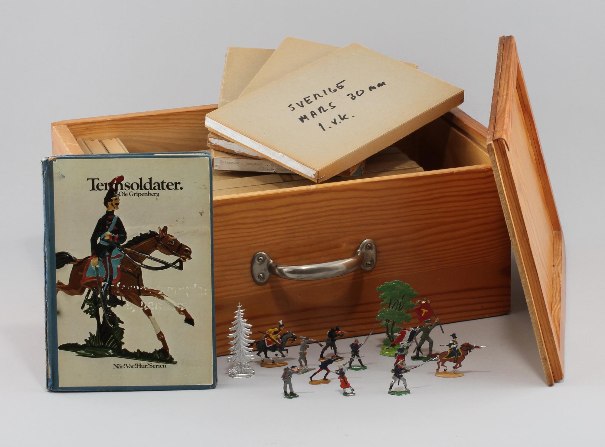 TENNSOLDATER samt BOK, ca 180 delar, 1900-tal.