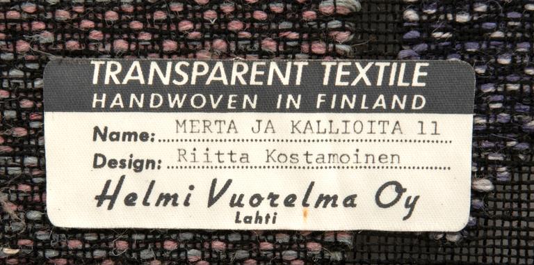 Riitta Kostamoinen, textil signerad på etikett "Merta ja Kallioitta 11" ca 81x108 cm.