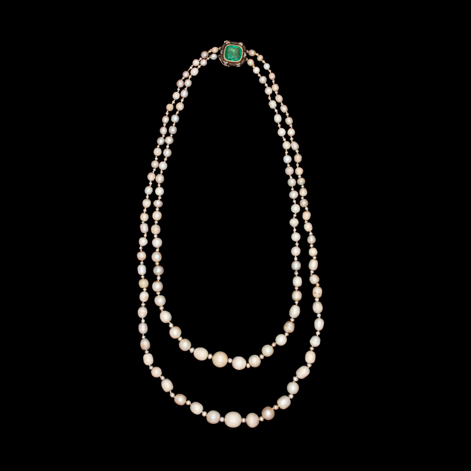 COLLIER, två rader naturliga sötvattenspärlor, 114 st, 11-4,7 mm, med smaragdlås. Stockholm 1935.