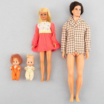 Barbiedockor, 4 st, Bl a "Malibu Skipper" & "Ken Mod Hair", samt kläder och accessoarer, Mattel, 1970-tal.