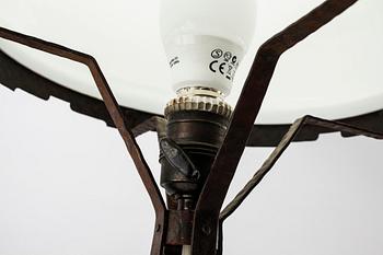 An early 20th century tablelamp.