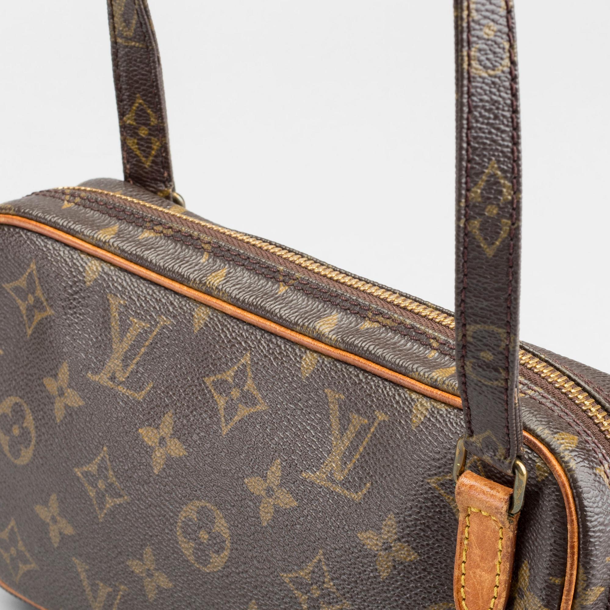 LOUIS VUITTON, axelväska.