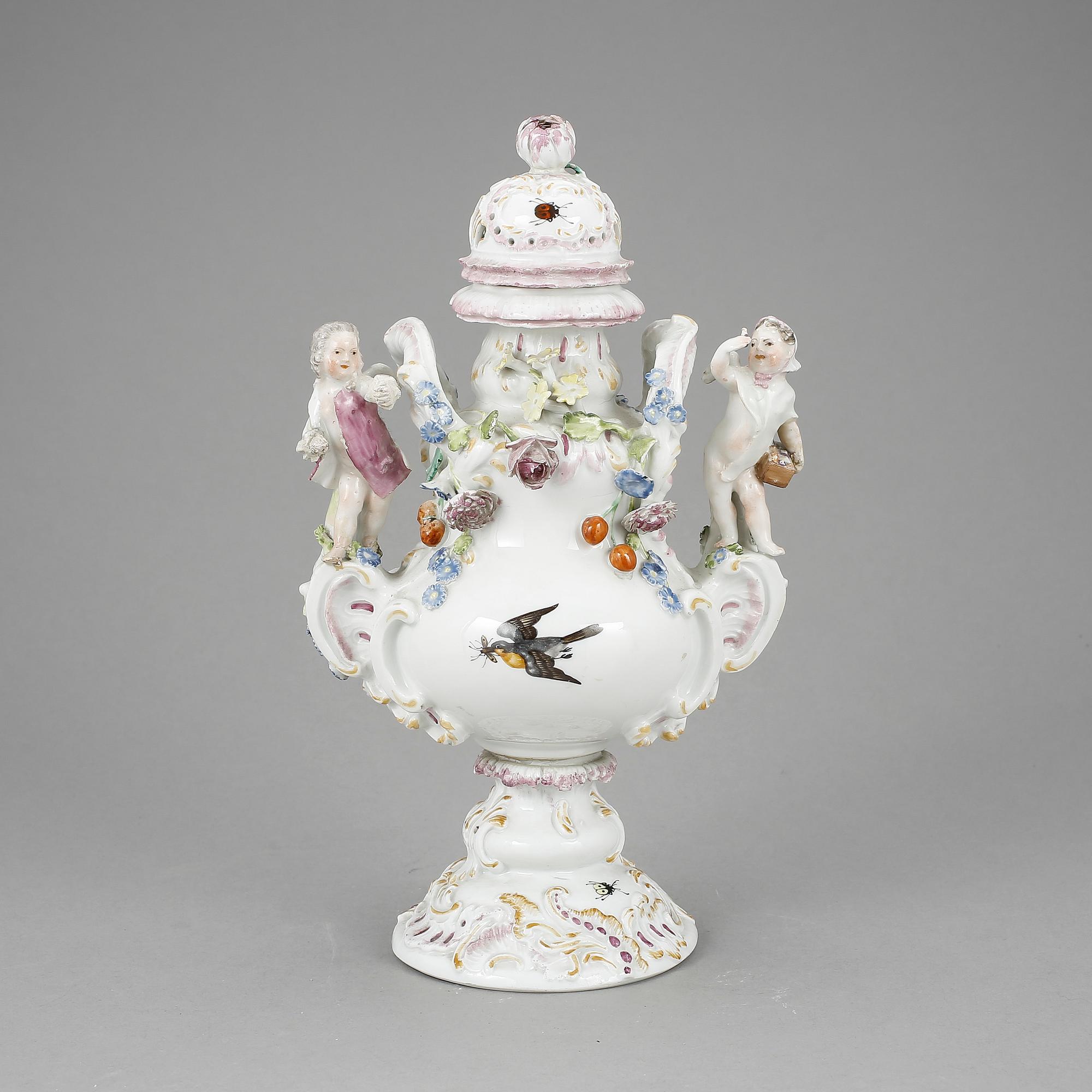 URNA MED LOCK, porslin, rokokostil, Meissenliknande märke, omkring år 1900.