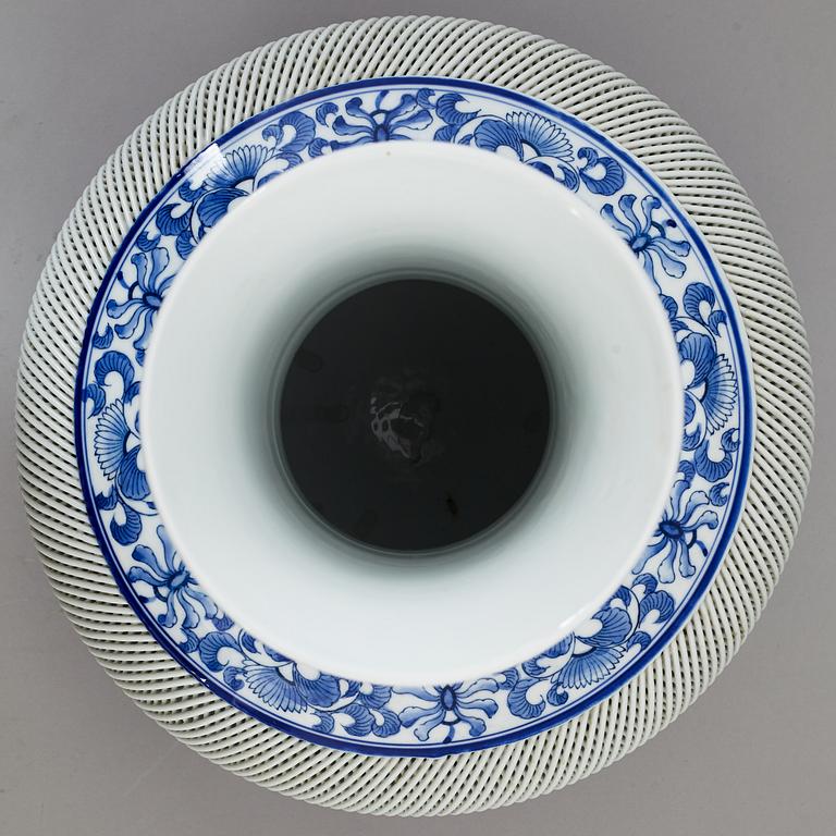 A large Japanese blue and white vase, 20th century.